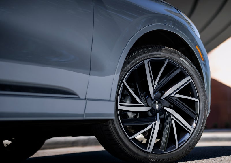 The wheel of the 2027 Lincoln Aviator® Black Label™ SUV is shown slightly angled out. | Stivers Lincoln (AL) in Montgomery AL